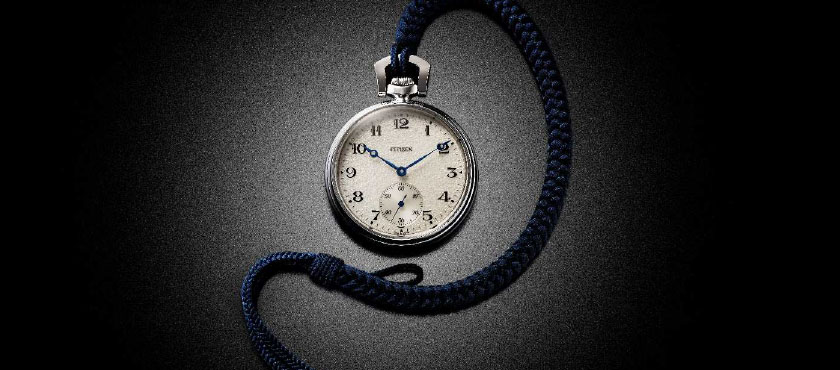 Zakhorloge met donkerblauw koord op zwarte achtergrond.