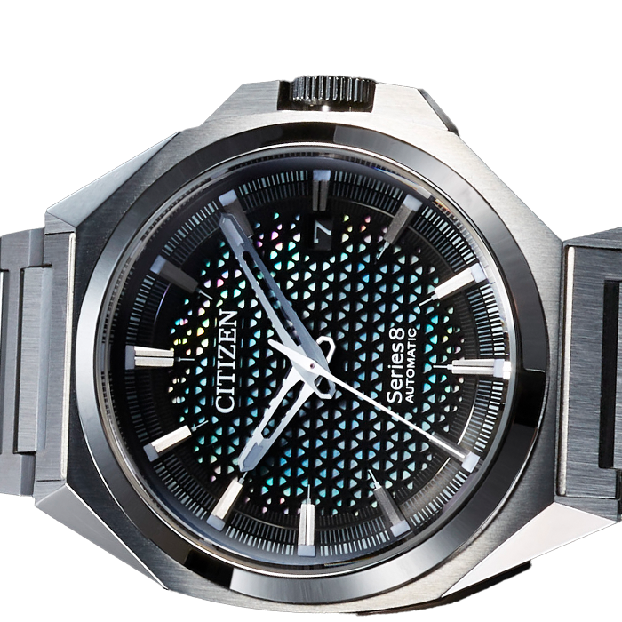 Citizen Series 8 automatische horloge met zwarte patroon wijzerplaat en zilveren armband.