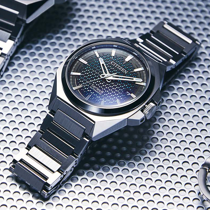 Close-up van een Citizen Series 8 automatisch horloge op een metalen oppervlak.