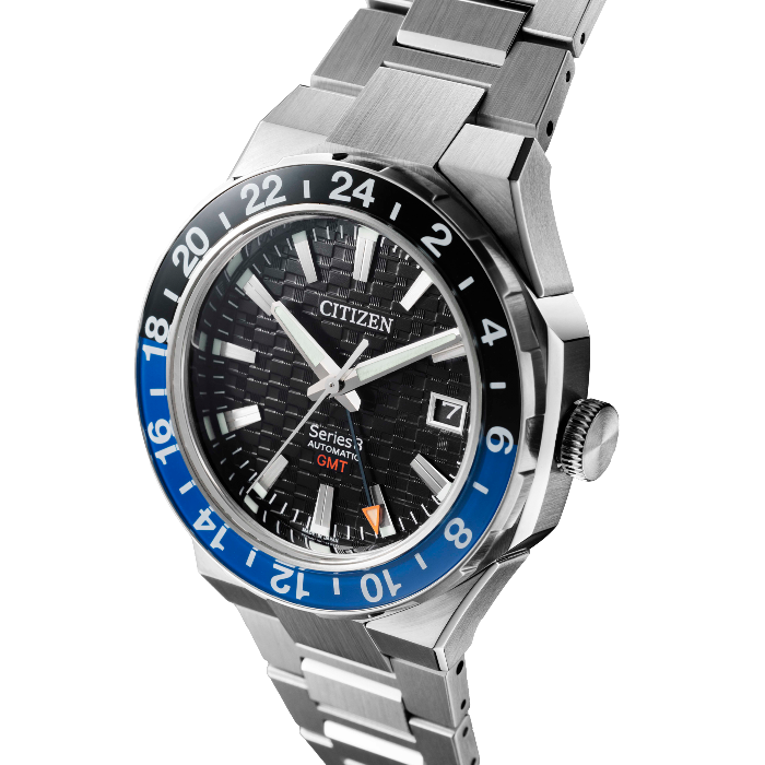 Citizen horloge met zwarte wijzerplaat, blauw-zwarte bezel en zilveren band.