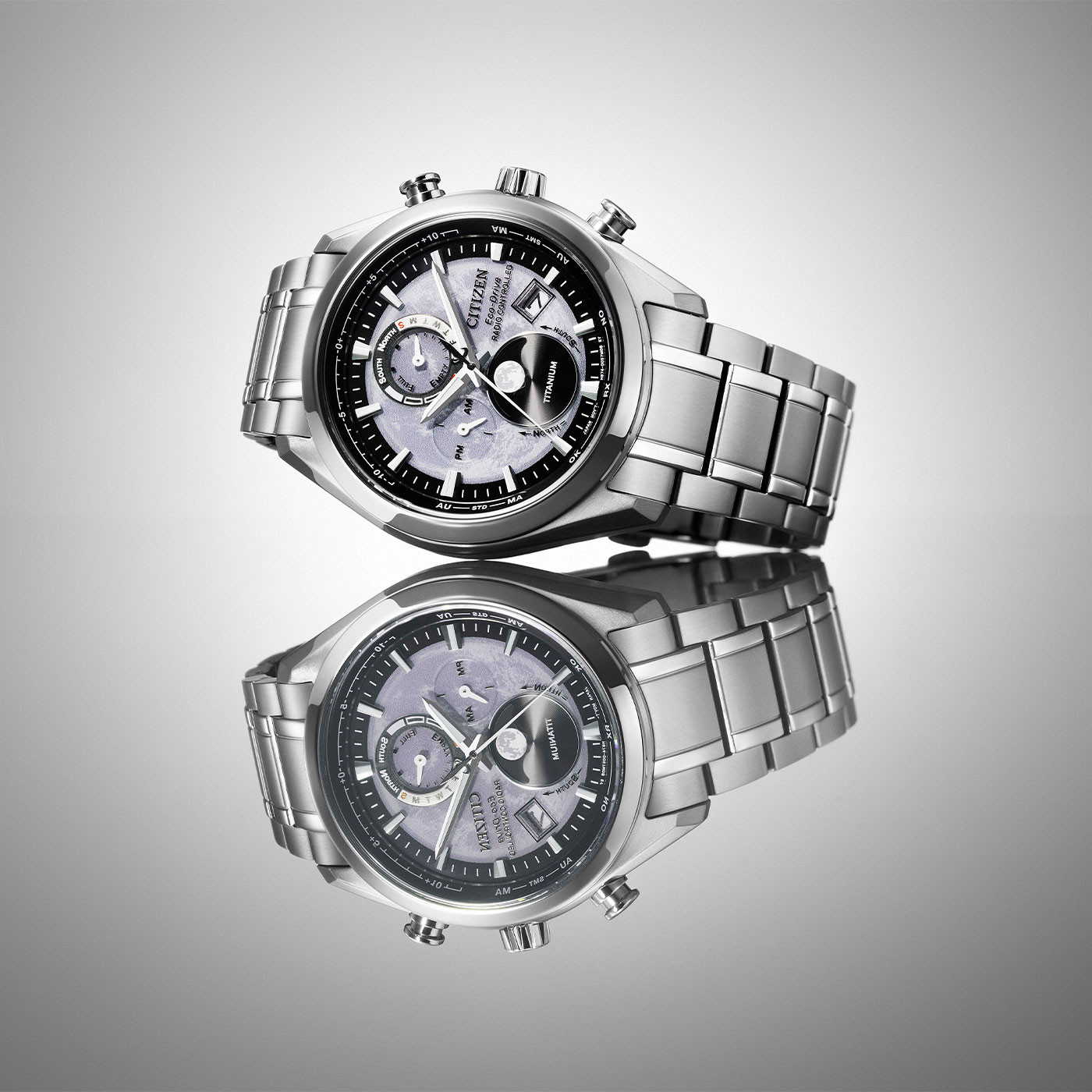 Citizen horloge, titanium, Eco-Drive, radiogestuurd, met een reflecterend oppervlak.