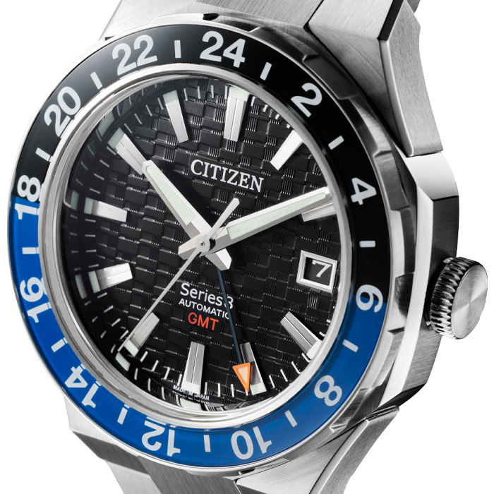 Citizen horloge met zwarte en blauwe bezel, GMT, Serie 3, automatisch, datumweergave.
