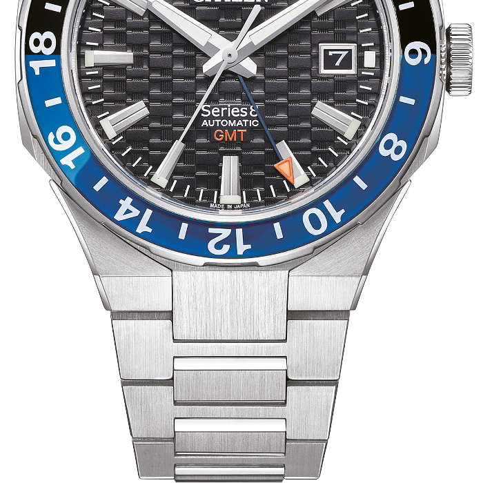 Close-up van een Citizen Series 8 GMT automatisch horloge met blauwe bezel.