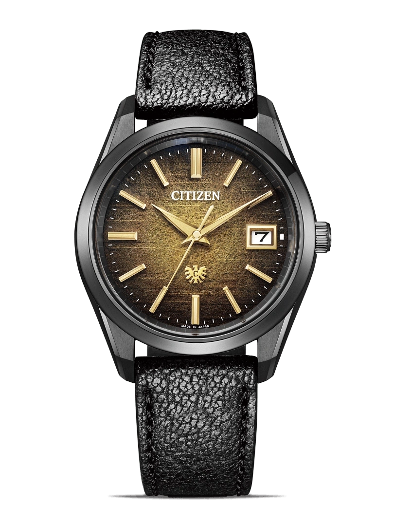 Citizen horloge met zwarte leren band en gouden accenten op groene achtergrond