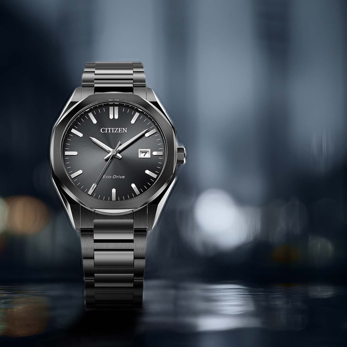 Een strakke, donkere Citizen Eco-Drive horloge met metalen band.