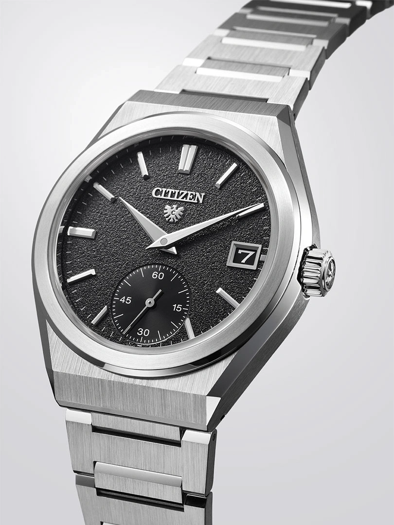 Citizen horloge met zwarte wijzerplaat en zilveren armband, elegant design.