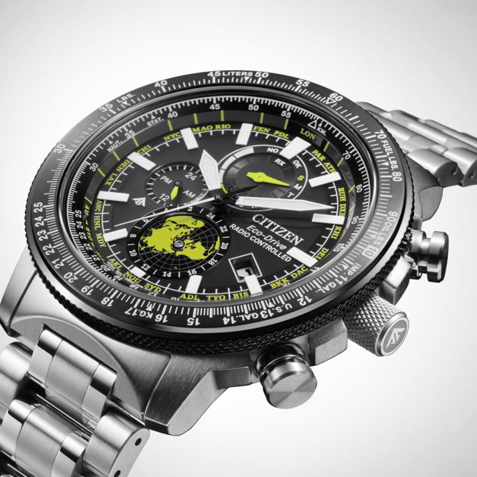 Citizen Eco-Drive horloge met zwarte wijzerplaat, wereldkaart en zilveren band.