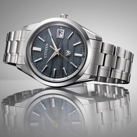 Citizen horloge met donkere wijzerplaat en zilveren armband, elegant design.