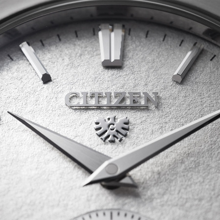 Nahaufnahme eines Citizen-Zifferblatts mit silbernen Zeigern und Logo.