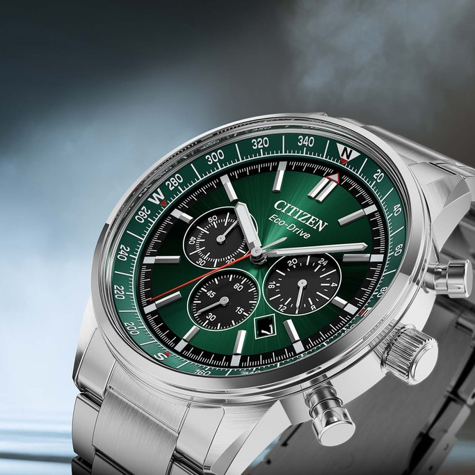 Close-up van een groene Citizen Eco-Drive horloge met metalen band.