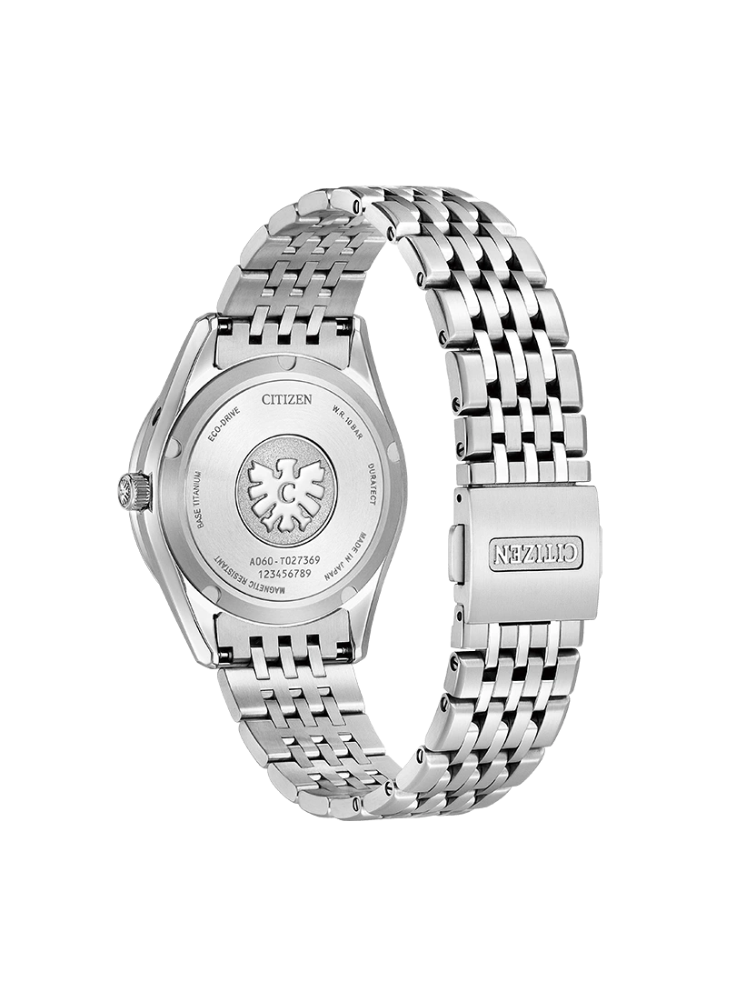 Citizen horlogerug met details: Eco-Drive, titanium en gemaakt in Japan.