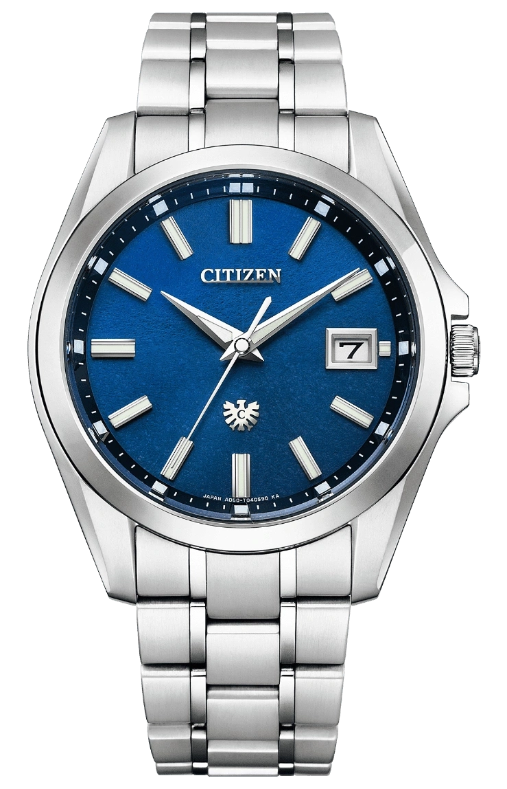 Citizen horloge met blauwe wijzerplaat en zilveren band, datumweergave.
