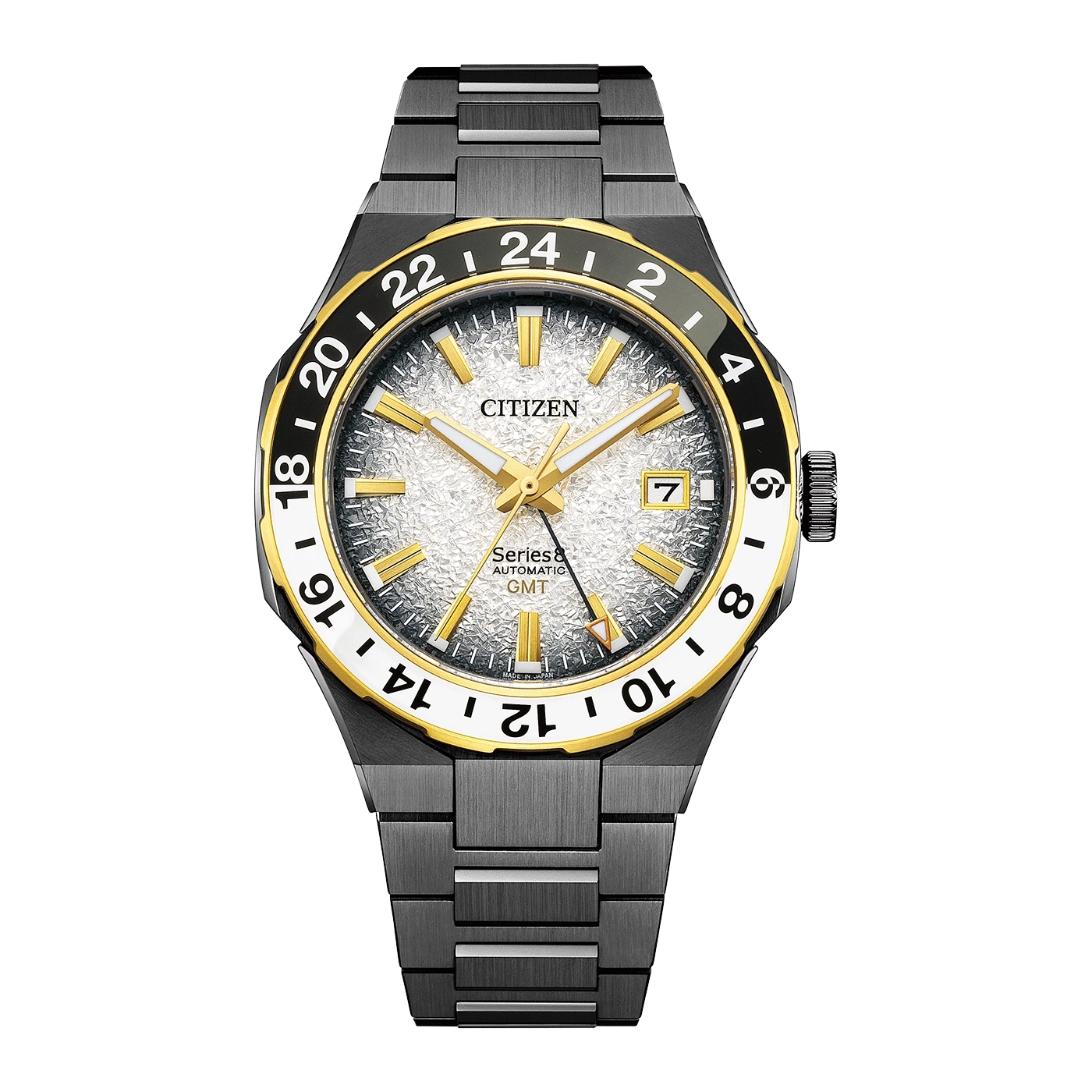 Citizen Series 8 GMT horloge met zwarte en gouden accenten, witte wijzerplaat.