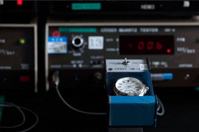 Citizen-Uhr auf einem Testgerät, Nahaufnahme, Detailaufnahme.