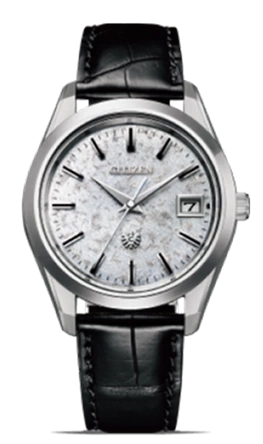 Citizen horloge met een getextureerde wijzerplaat en zwarte leren band, elegant design.