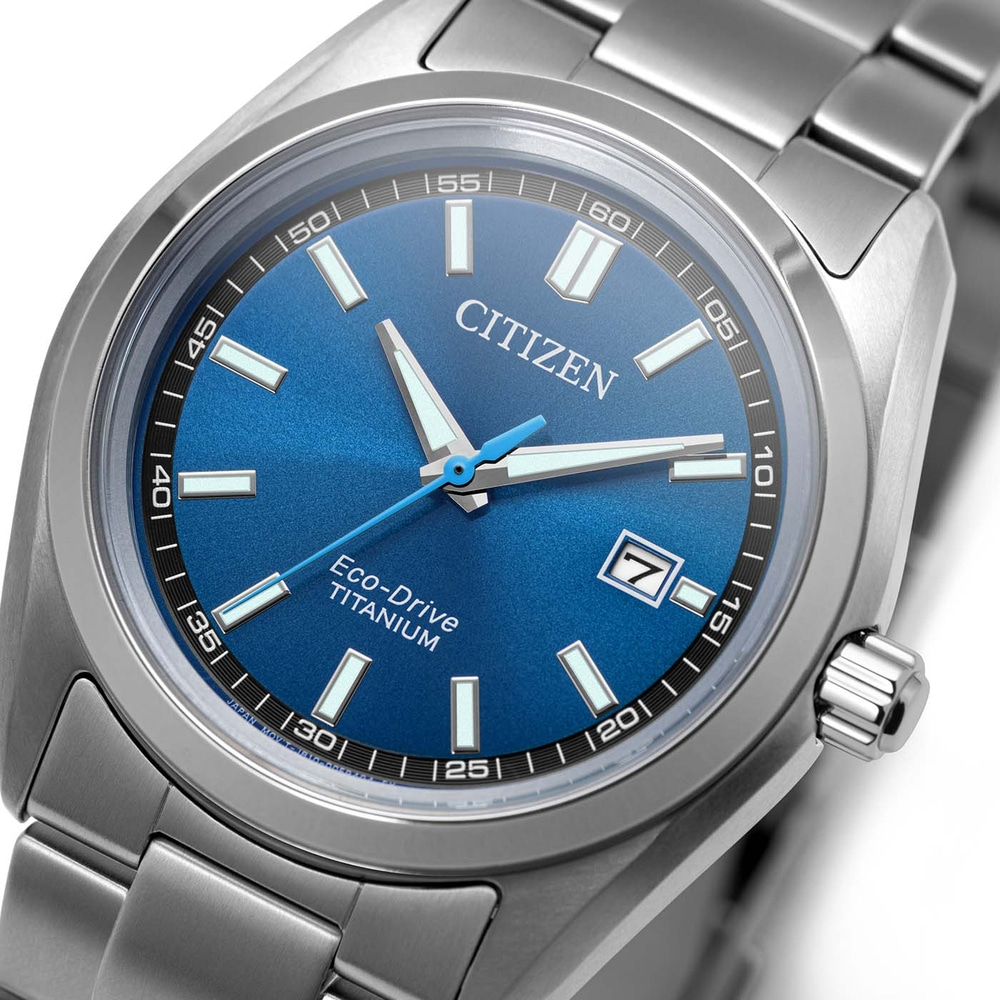 Close-up van een Citizen Eco-Drive Titanium horloge met blauwe wijzerplaat en zilveren band.