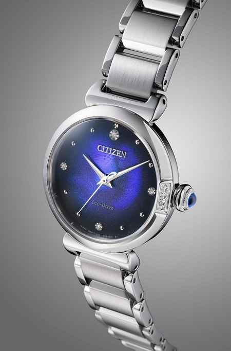 Citizen Eco-Drive horloge met blauwe wijzerplaat en zilveren band, elegant design.