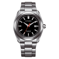 Een Citizen Eco-Drive Titanium horloge met zwarte wijzerplaat en zilveren band.