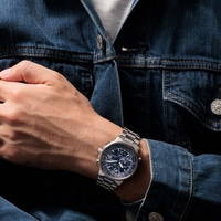 Man met horloge, spijkerjas, close-up, modieus accessoire, casual look