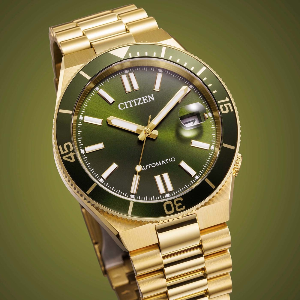 Een gouden Citizen automatische horloge met groene wijzerplaat en lunette.