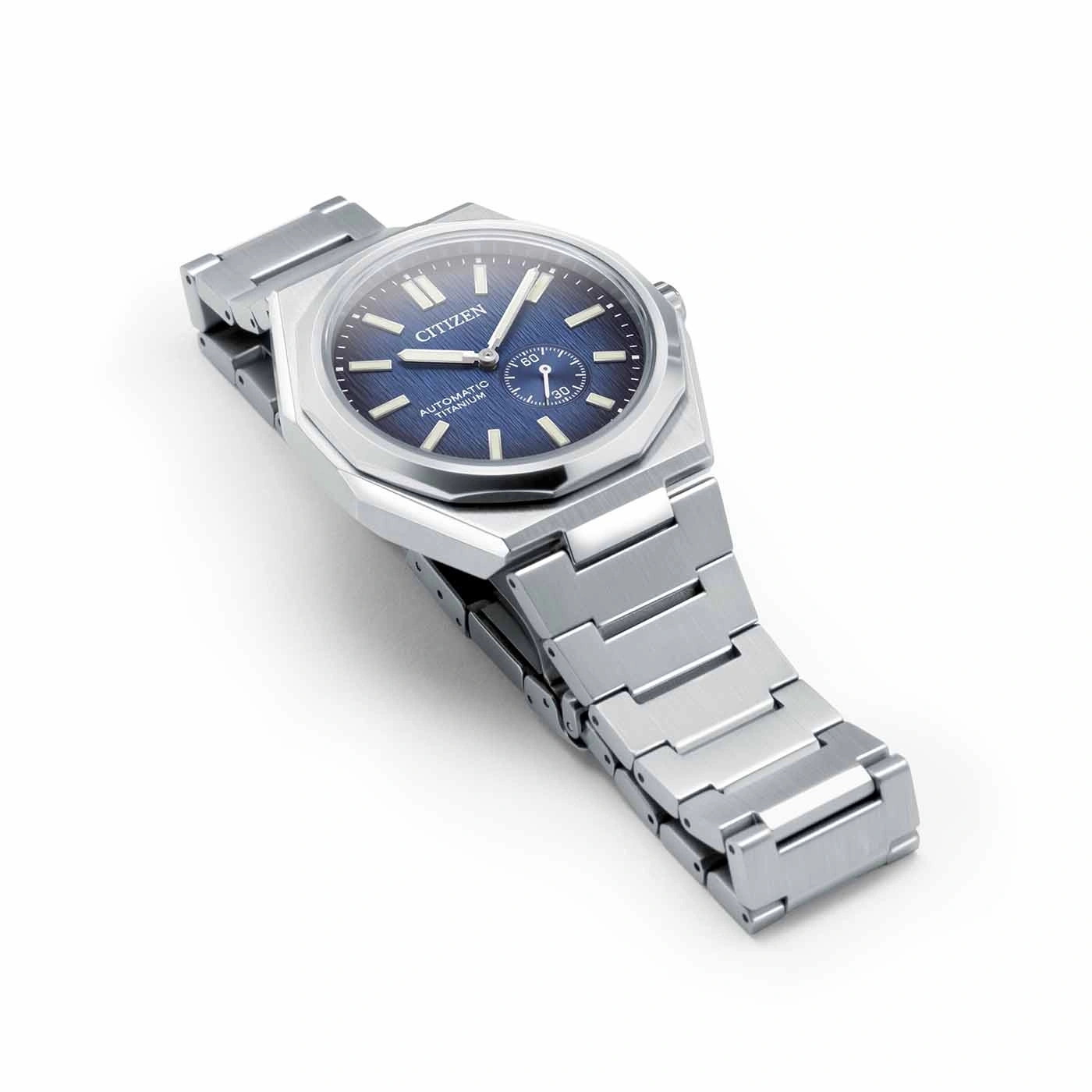 Citizen horloge met blauwe wijzerplaat en zilveren band op witte achtergrond
