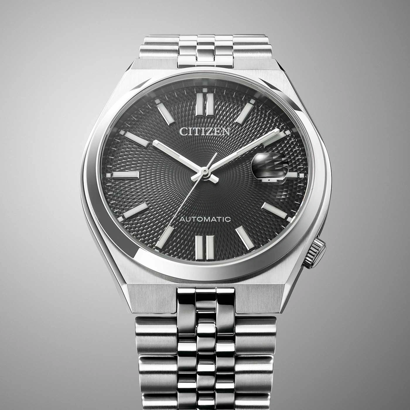 Citizen automatisch horloge met zwarte wijzerplaat en zilveren armband.