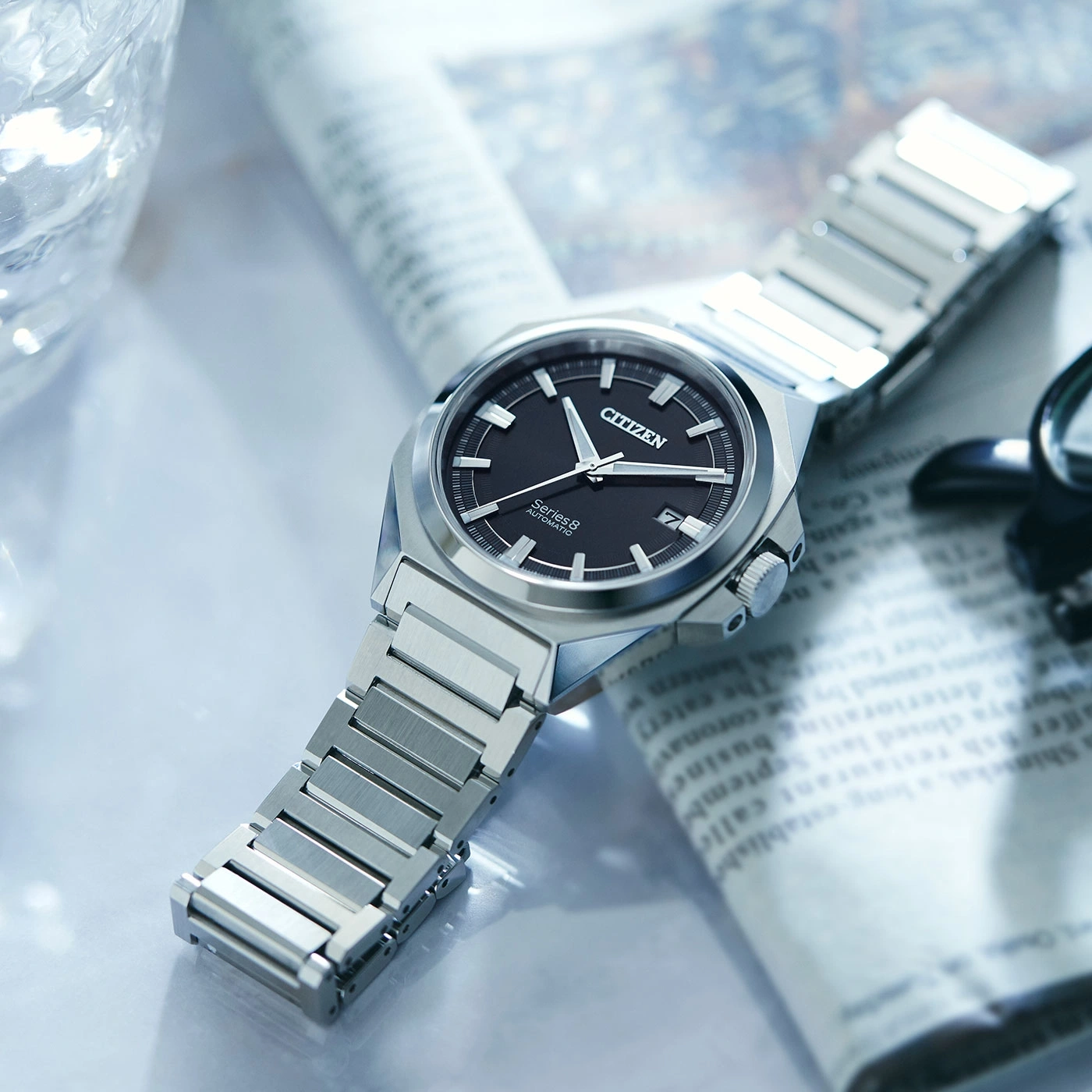 Citizen Series 8 horloge op krant, zwarte wijzerplaat, zilveren armband, elegant design