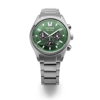 Een zilveren Citizen Eco-Drive horloge met een groene wijzerplaat en zilveren band wordt getoond.