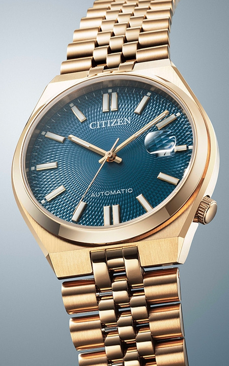 Gouden Citizen horloge met blauwe wijzerplaat en gouden armband.
