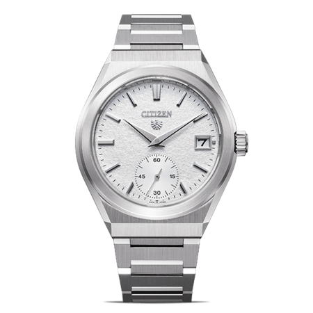 Citizen horloge met witte wijzerplaat en zilveren band, elegant design.