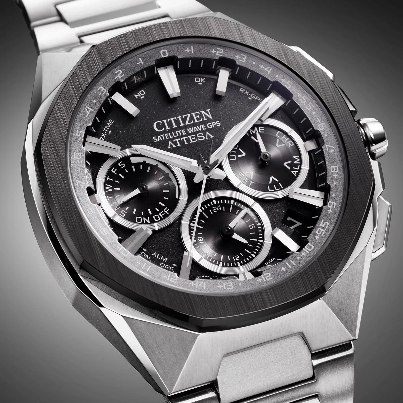 Close-up van een Citizen Attesa horloge met zwarte wijzerplaat en zilveren armband.