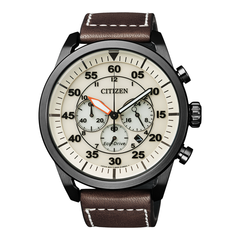 Citizen horloge met zwarte kast, crèmekleurige wijzerplaat en bruine leren band.