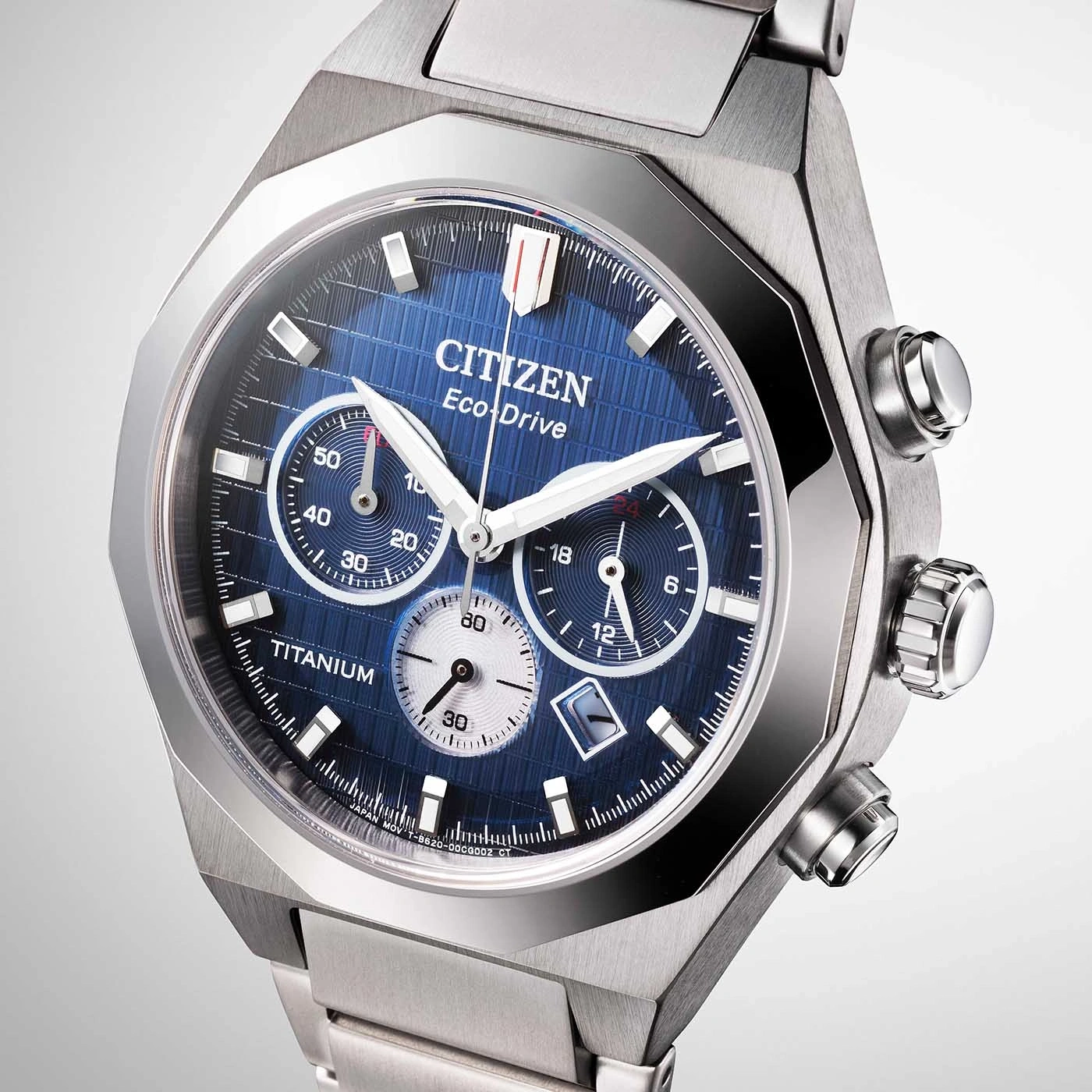 Citizen Eco-Drive titanium horloge met blauwe wijzerplaat en chronograaf functies.