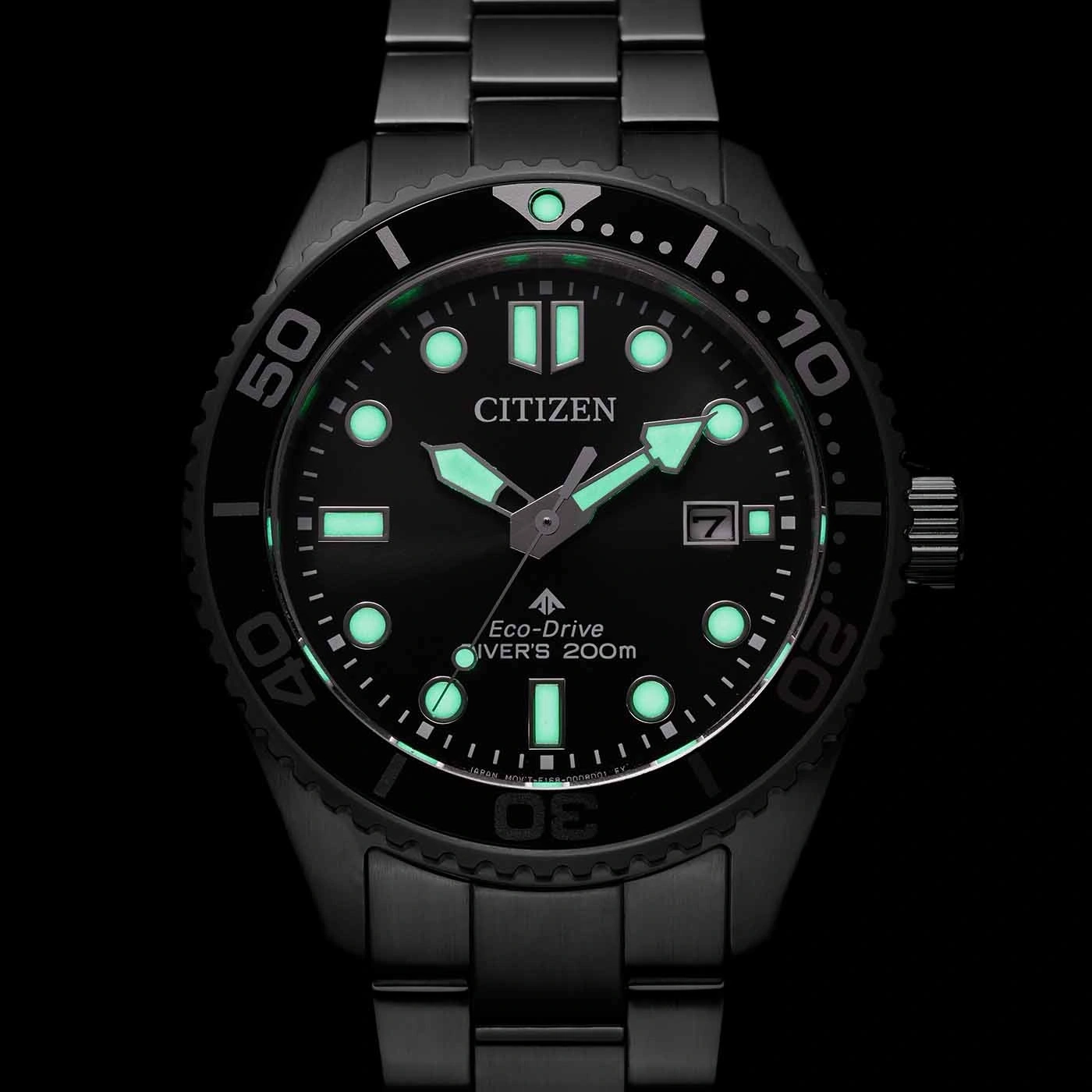 Zwart Citizen horloge met oplichtende wijzers en markeringen, Eco-Drive, duiker 200m
