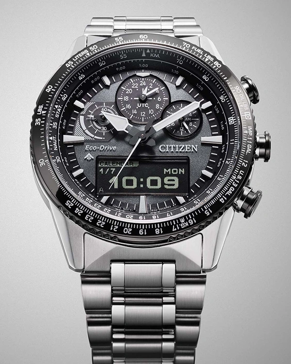 Citizen horloge met meerdere wijzerplaten, digitale display en roestvrijstalen band.