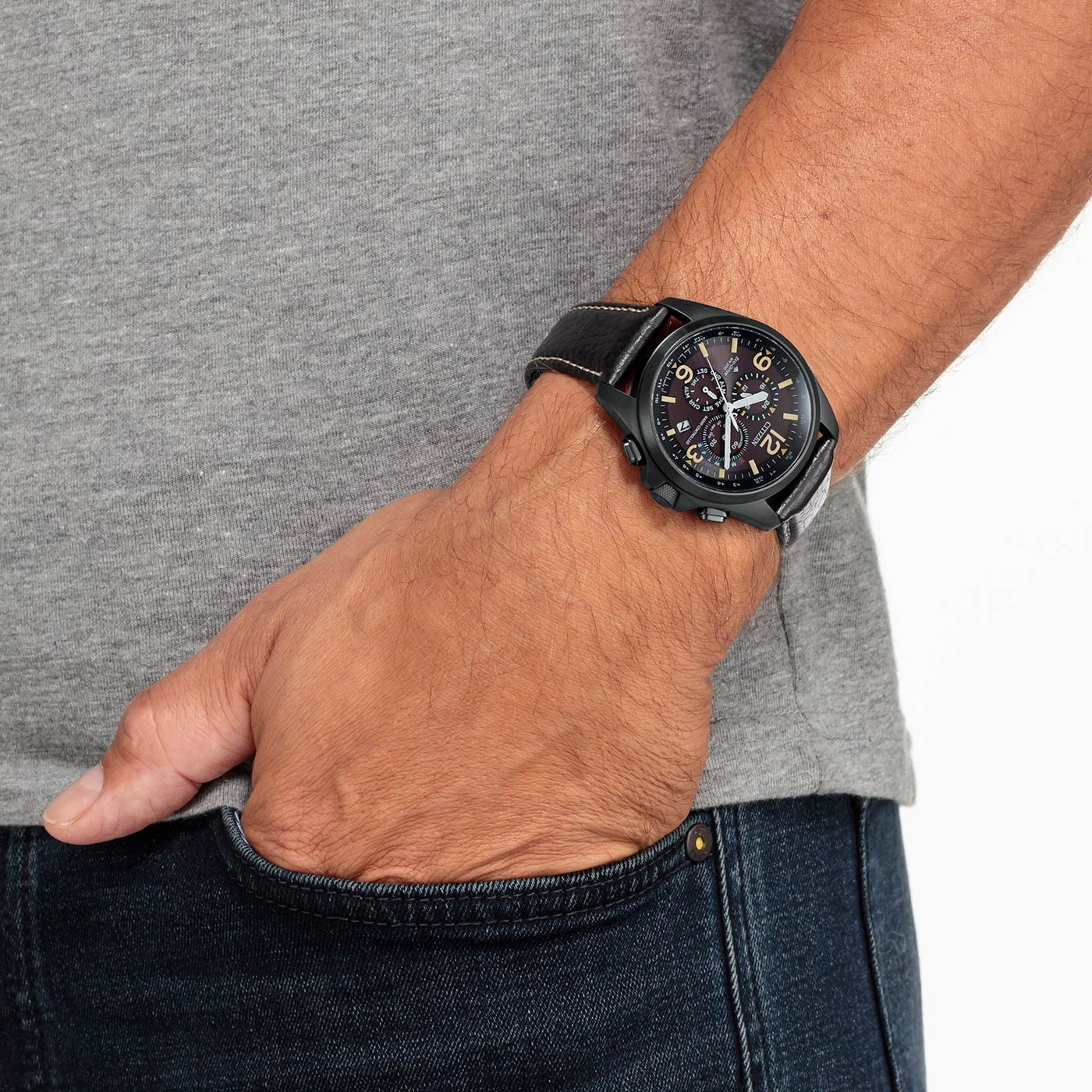 Man met zwart horloge met leren band, hand in de zak.