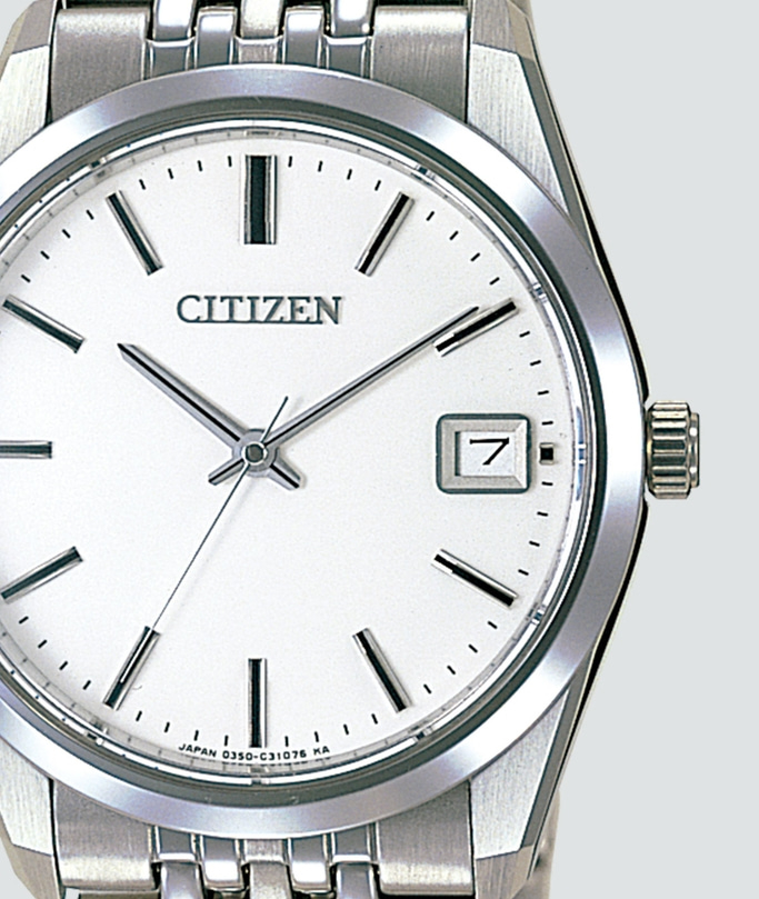 Close-up van een Citizen horloge met een witte wijzerplaat en datumweergave.