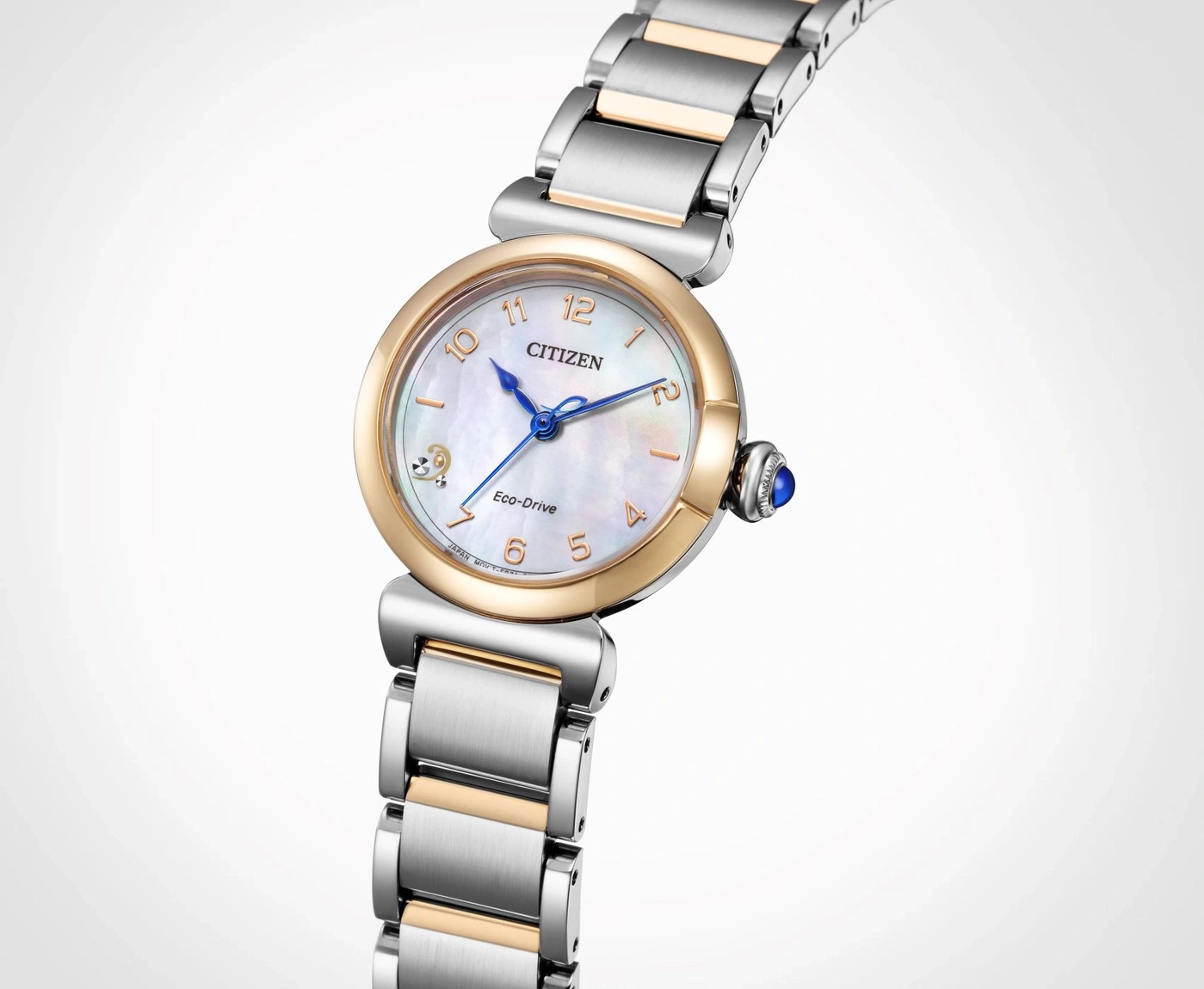Citizen Eco-Drive horloge met goud- en zilveraccenten, blauwe wijzers en een parelmoeren wijzerplaat.