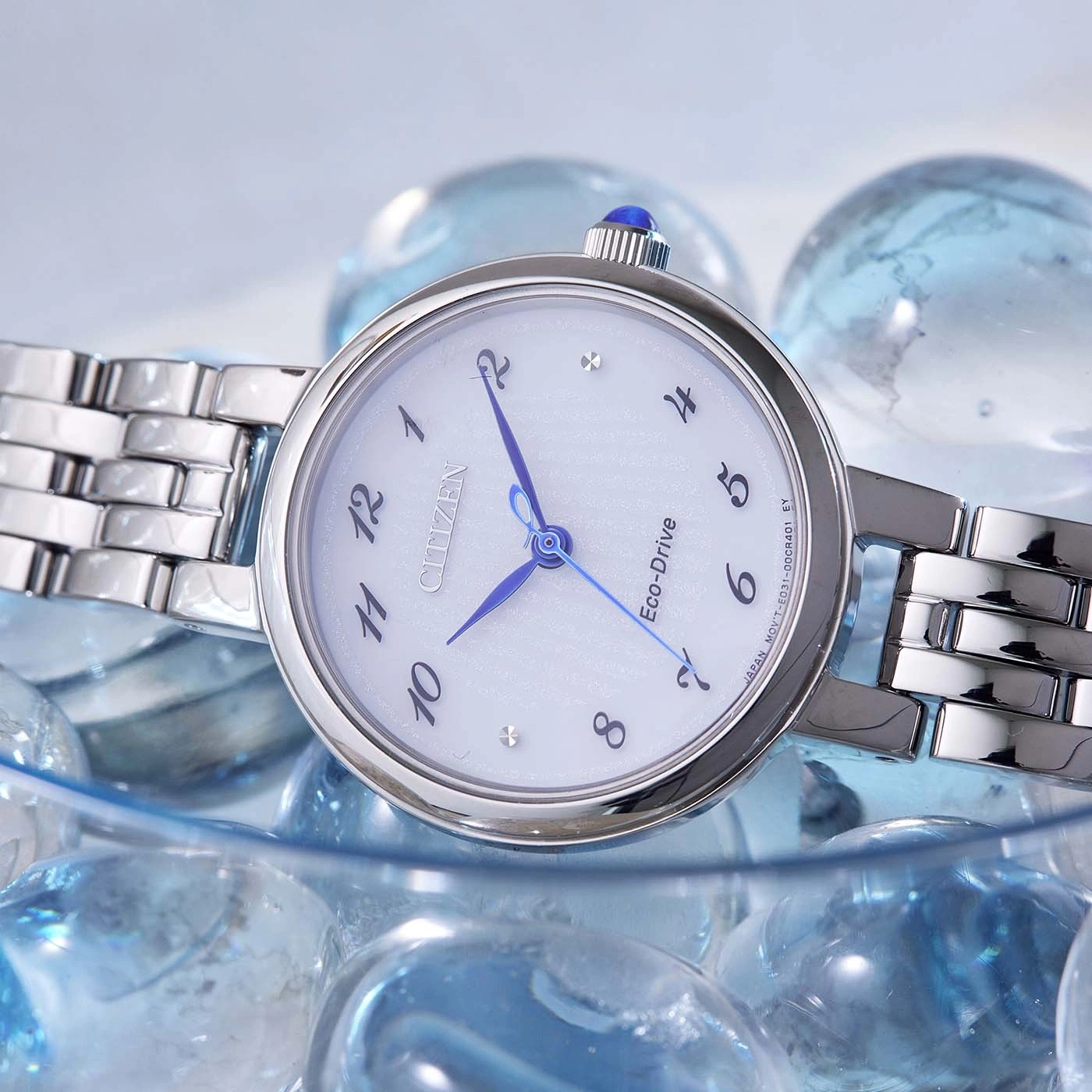 Citizen Eco-Drive horloge met blauwe wijzers en zilveren band op glazen kralen.