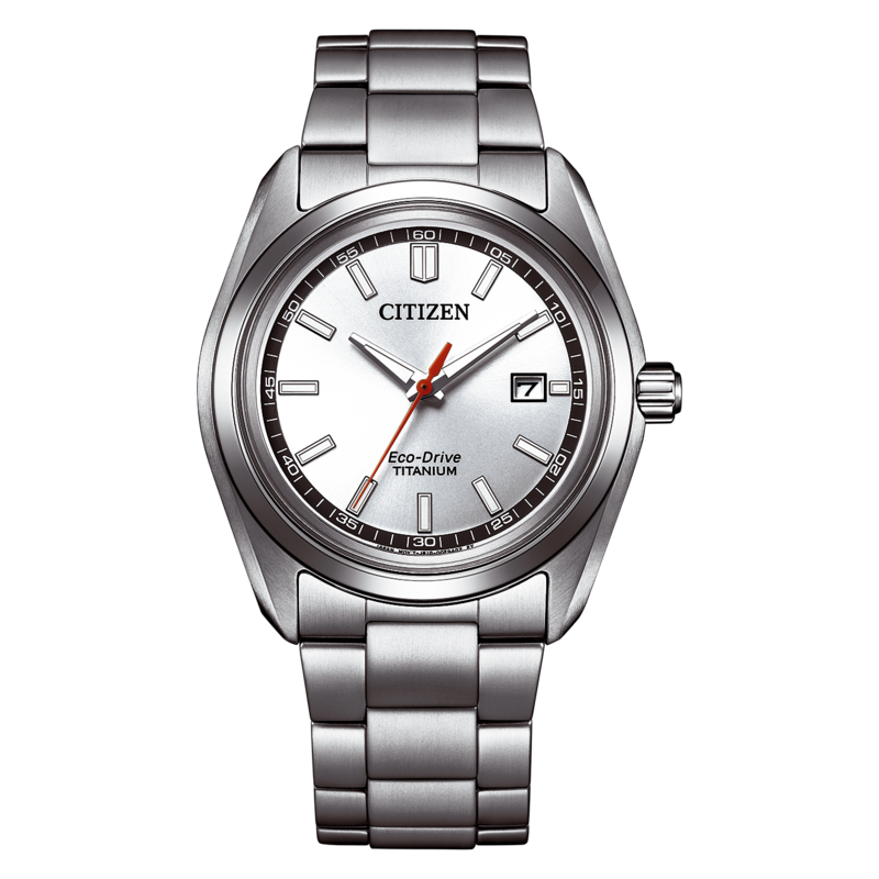 Een zilveren Citizen Eco-Drive Titanium horloge met een witte wijzerplaat.