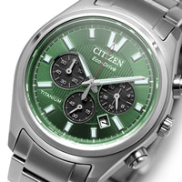 Close-up van een groene Citizen Eco-Drive horloge met zilveren band.