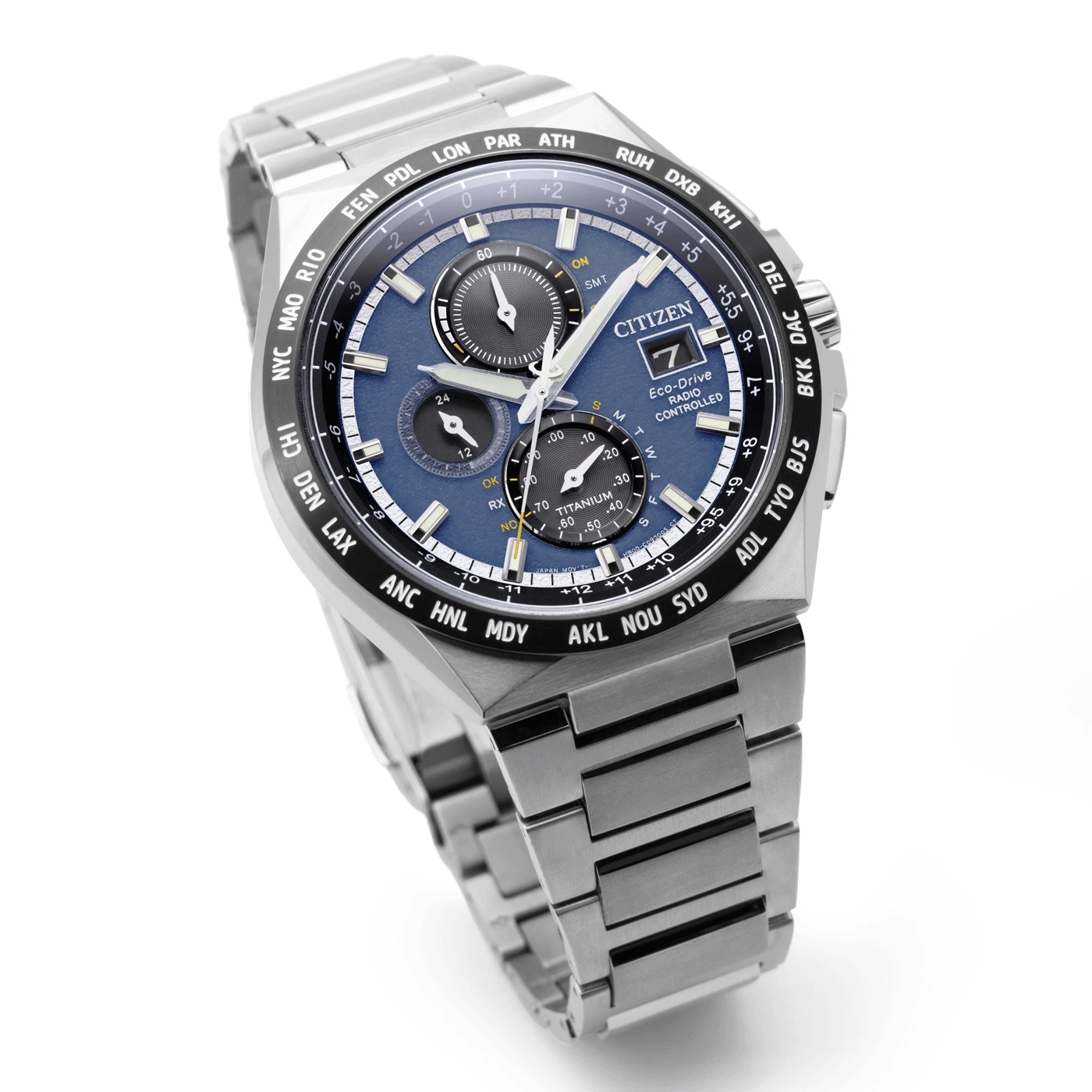 Citizen horloge met blauwe wijzerplaat, titanium, radiogestuurd, tijdzones en datumweergave.