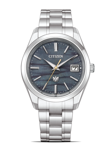 Citizen horloge met donkerblauwe wijzerplaat en zilveren band, elegant design.