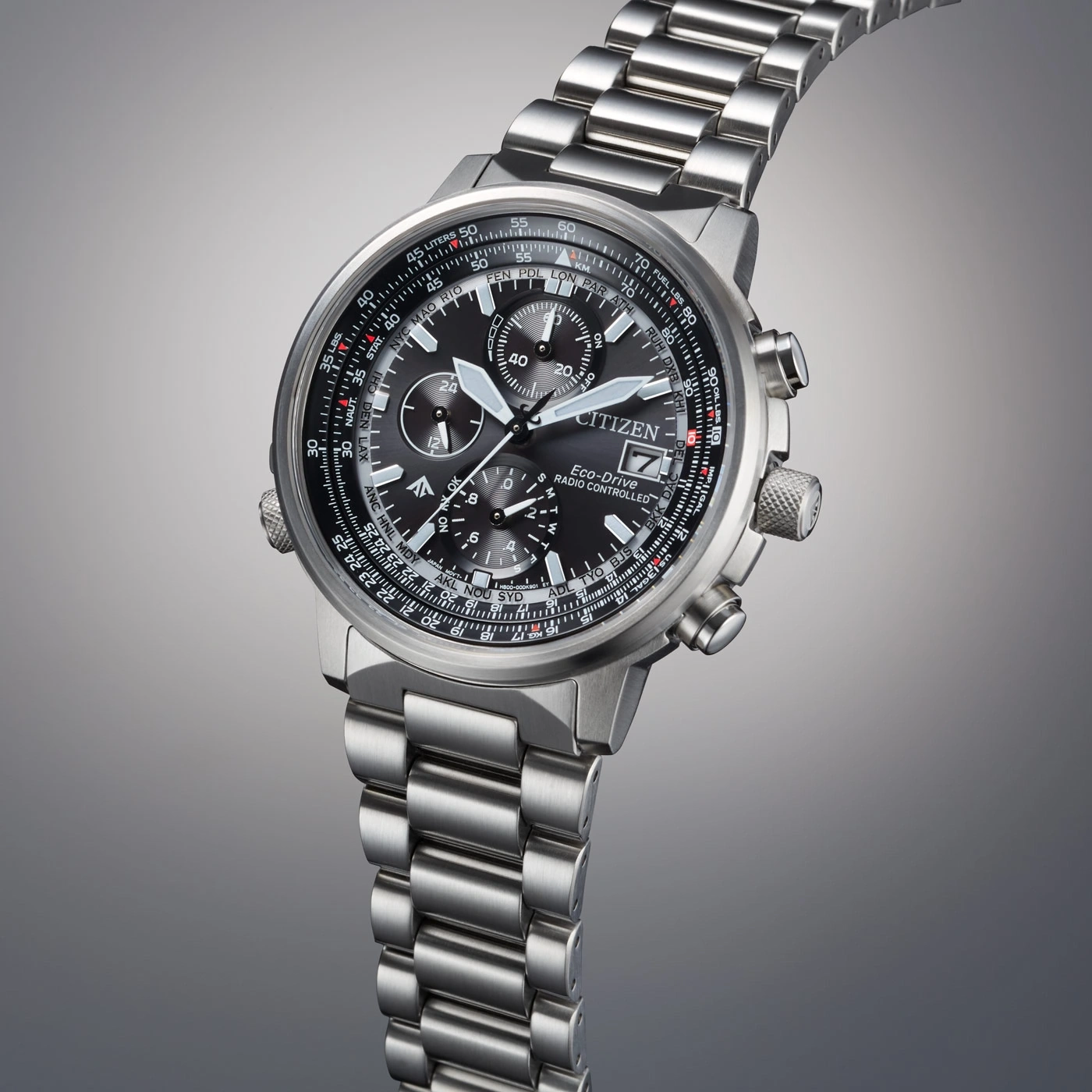 Citizen horloge met zwarte wijzerplaat, zilveren band en meerdere wijzerplaten, die tijd en datum tonen.