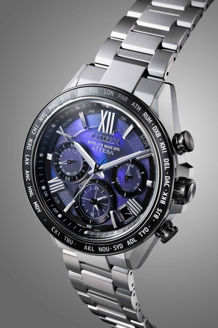 Close-up van een Citizen Attesa horloge met een blauwe wijzerplaat en metalen band.