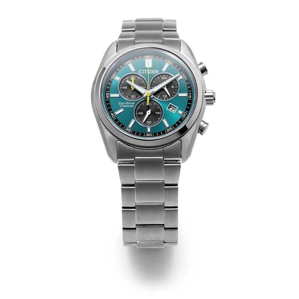 Een Citizen Eco-Drive Titanium chronograaf horloge met een teal wijzerplaat.