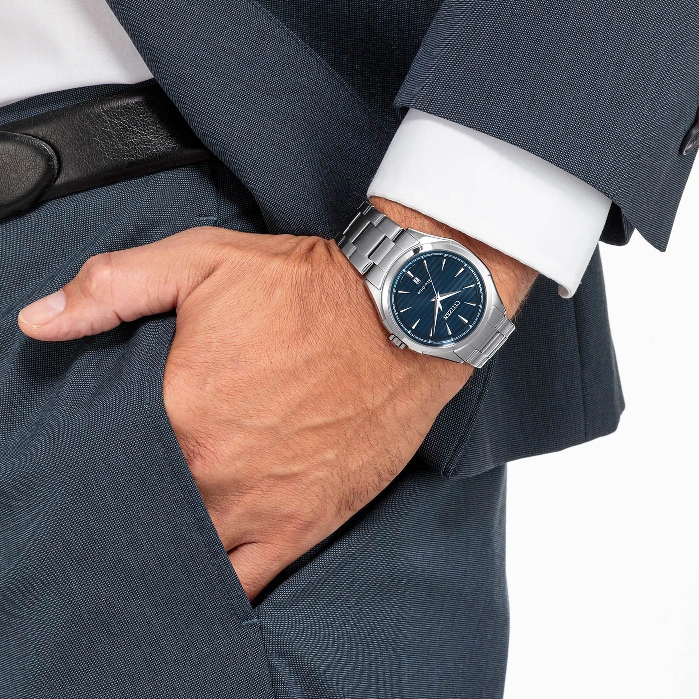 Man in pak met horloge, hand in zak, formele kleding, zaken