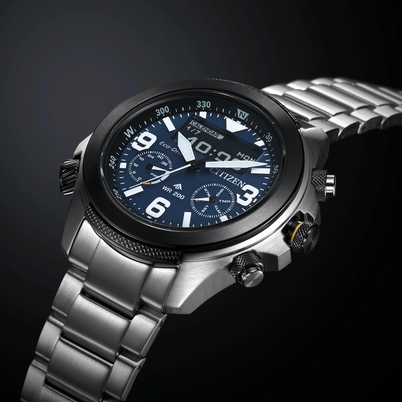 Citizen horloge met blauwe wijzerplaat, roestvrijstalen band en zwarte bezel. Tijdweergave.