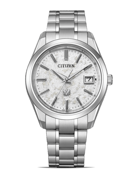 Zilveren Citizen horloge met een getextureerde witte wijzerplaat en datumweergave.