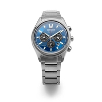 Een blauw Citizen Eco-Drive titanium horloge met chronograaf subdials.